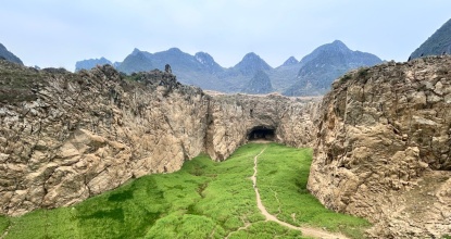 年纪大了玩都玩不动了 地点：平果·东孟天坑群 ​