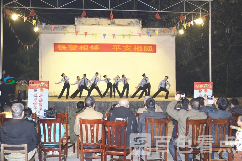 前排村民纷纷拍照摄影留念_副本.webp