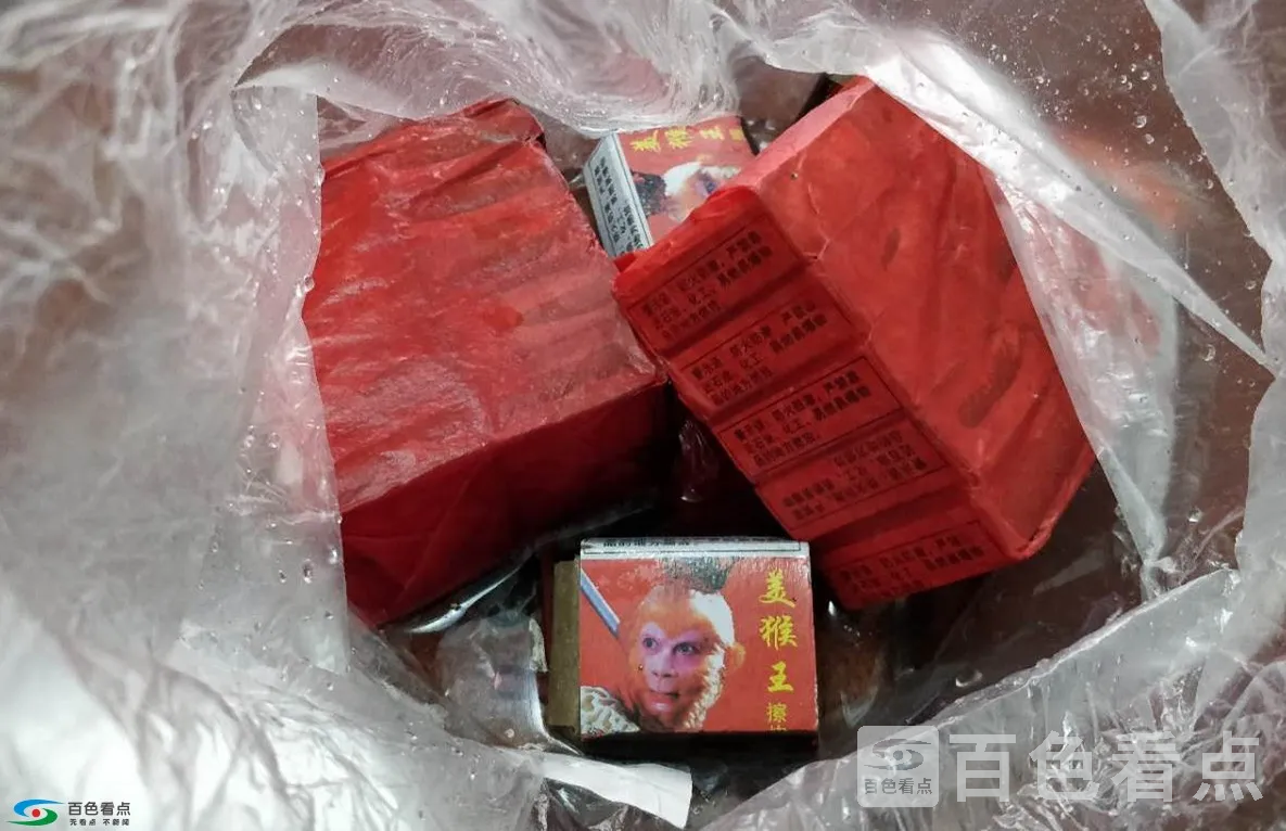 民警将鞭炮做浸水处理.webp
