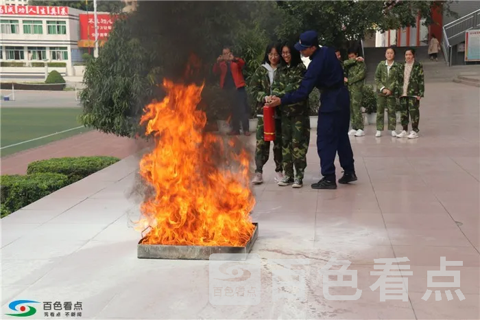 学生学习使用灭火器.webp