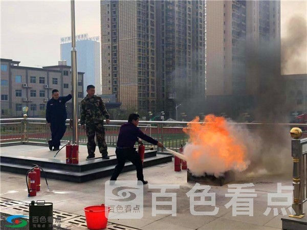 学生学习使用灭火器.jpg