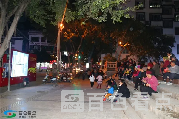 群众观看火灾警示教育片.webp