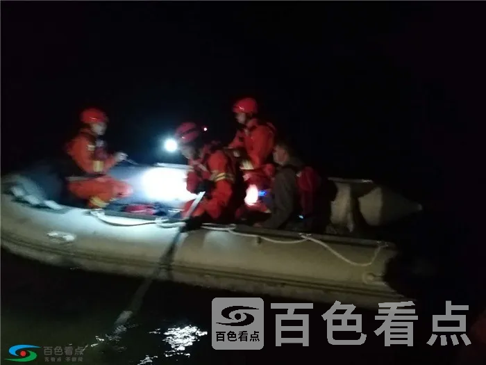 2、消防人员利用橡皮横渡水域搜救被困者.webp