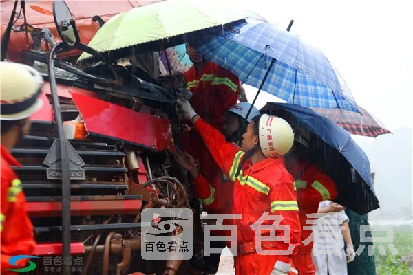 为伤者撑伞.webp