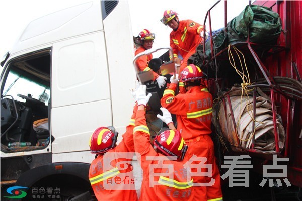 救援人员将被困住救出.JPG
