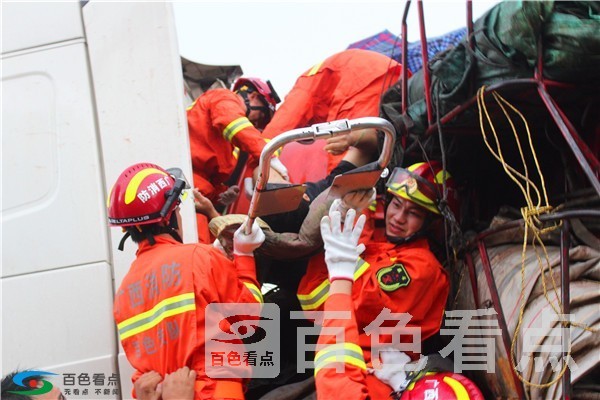 救援人员将被困住救出（三）.JPG