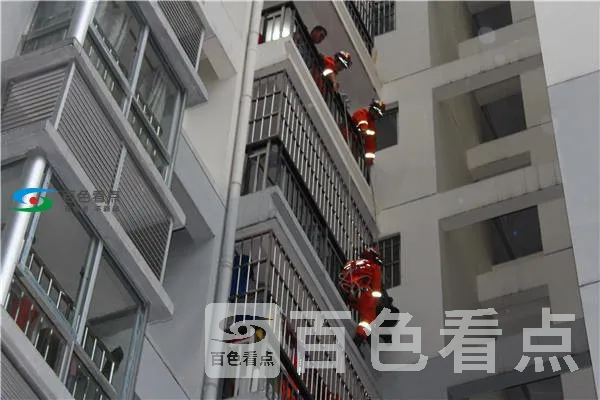 紧紧抱住老人.webp