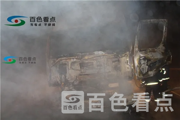 事故车辆严重损毁.webp