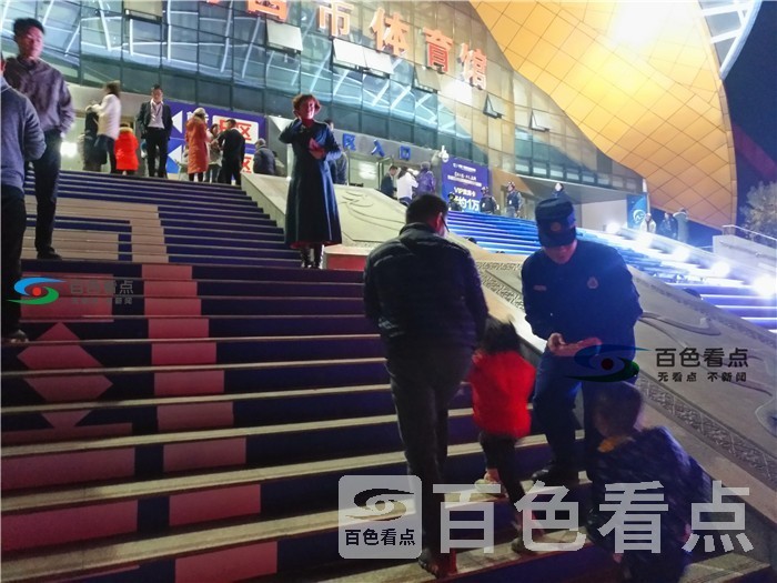 消防宣传员发放宣传小手册图片.jpg
