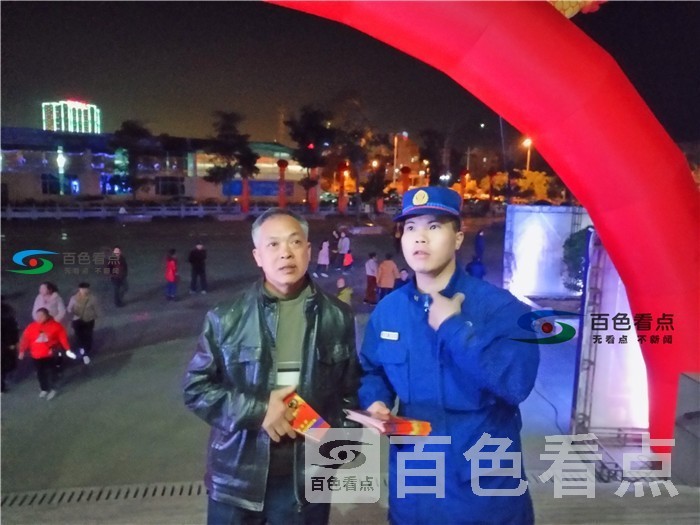 宣传员给群众讲解拨打火警电话注意事项.jpg