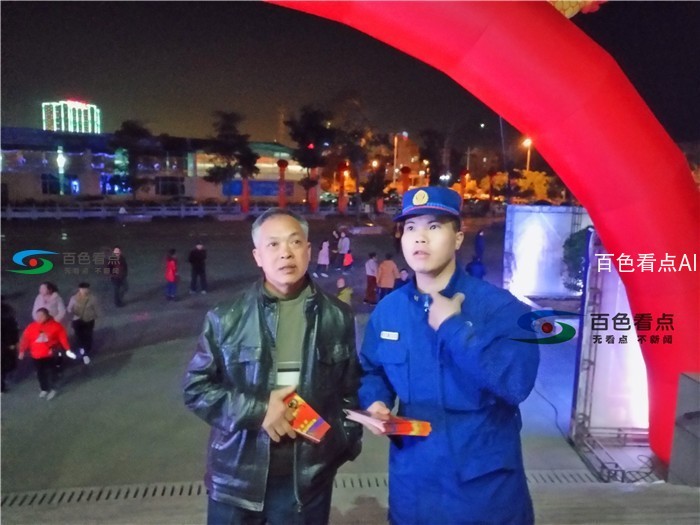 宣传员给群众讲解拨打火警电话注意事项.jpg