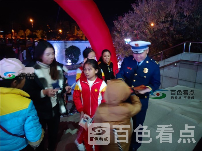 宣传员给孩子们传授消防常识.jpg