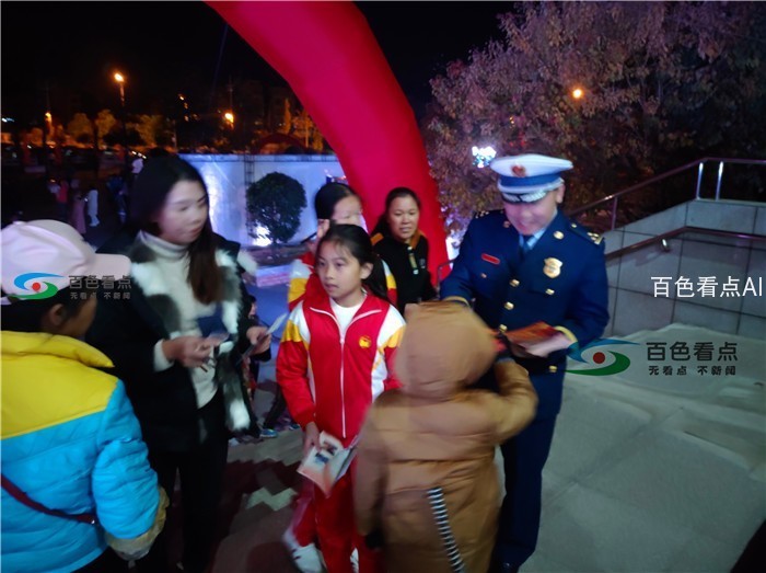 宣传员给孩子们传授消防常识.jpg