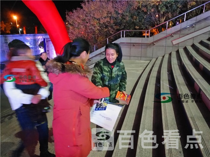 宣传员给参演群众发放消防宣传资料.jpg
