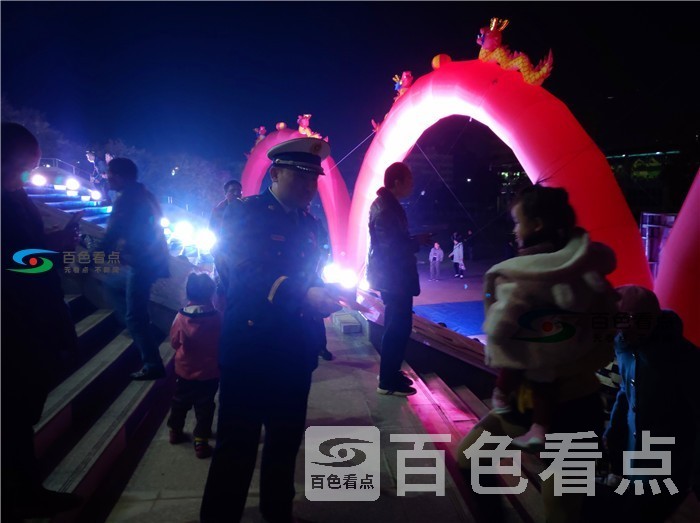 宣传员发放消防宣传资料.jpg