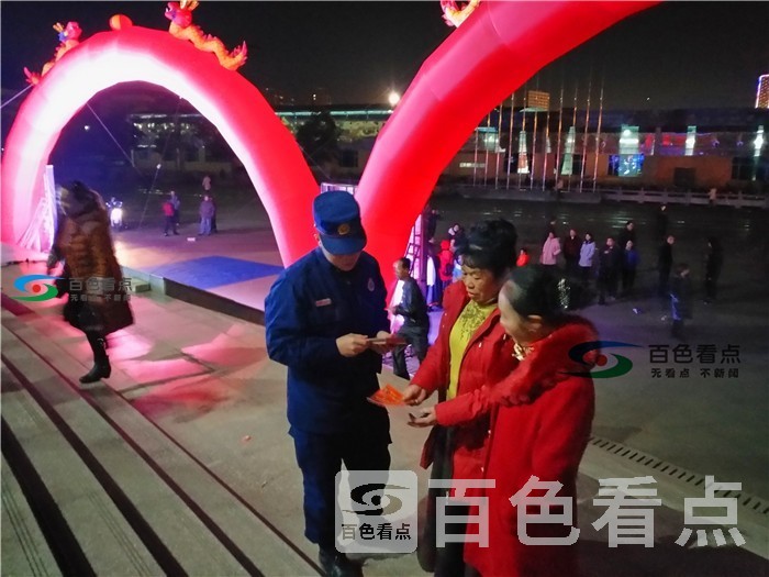 宣传员讲解防火注意事项.jpg