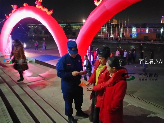 宣传员讲解防火注意事项.jpg