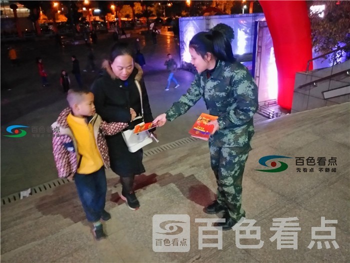 消防宣传员发放宣传小手册.jpg