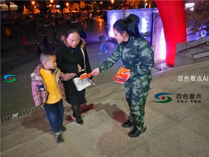 消防宣传员发放宣传小手册.jpg