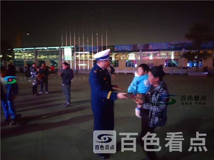 宣传员给老人孩子传授消防知识.jpg