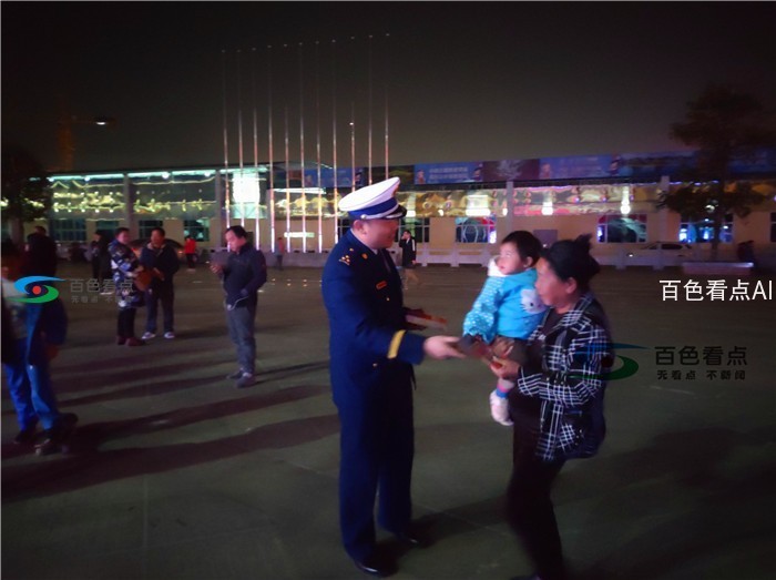 宣传员给老人孩子传授消防知识.jpg