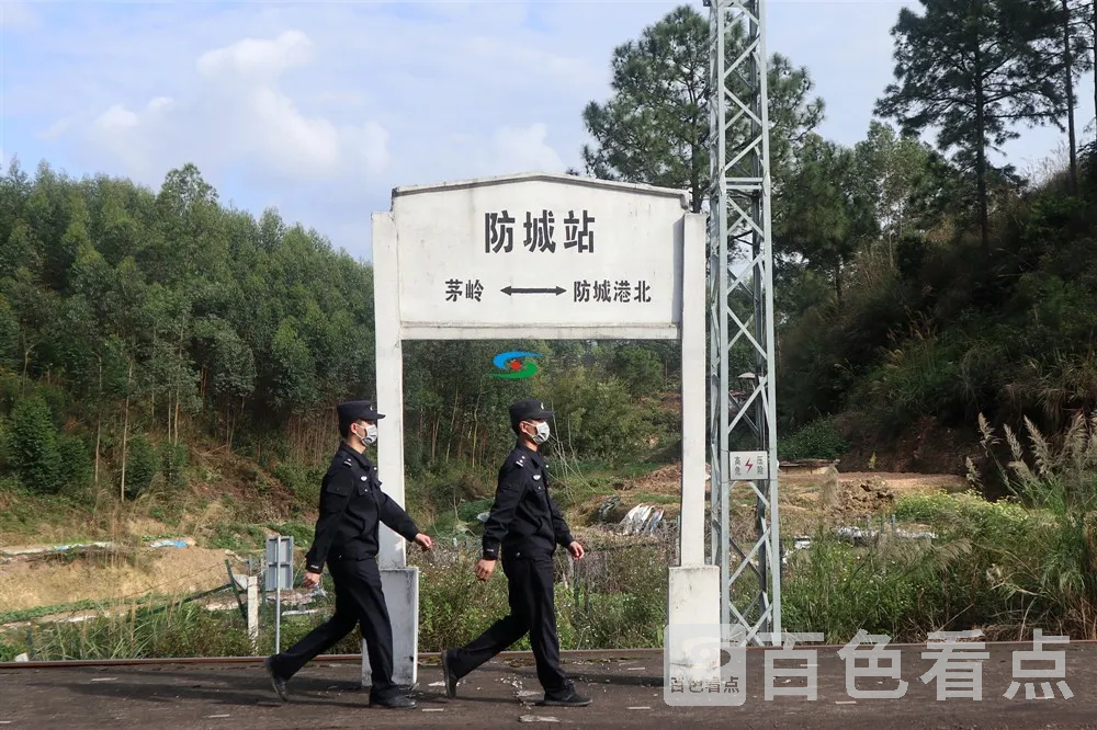 万涛（右）与同事黄巍巡查线路时经过防城站站牌处（杜孟 摄）.webp