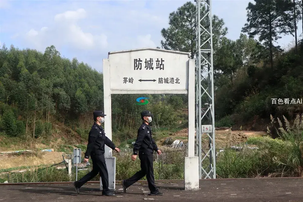 万涛（右）与同事黄巍巡查线路时经过防城站站牌处（杜孟 摄）.webp