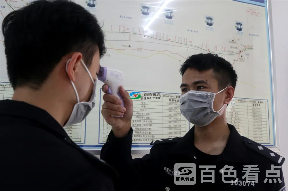 每天上岗前万涛与同事相互检测体温 （杜孟 摄）.webp