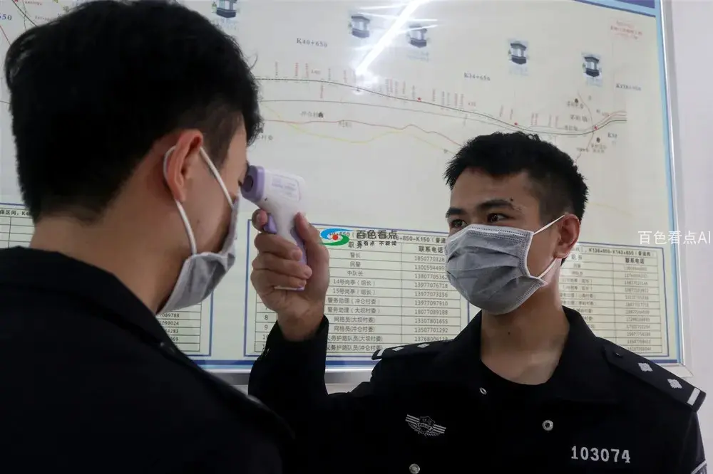 每天上岗前万涛与同事相互检测体温 （杜孟 摄）.webp