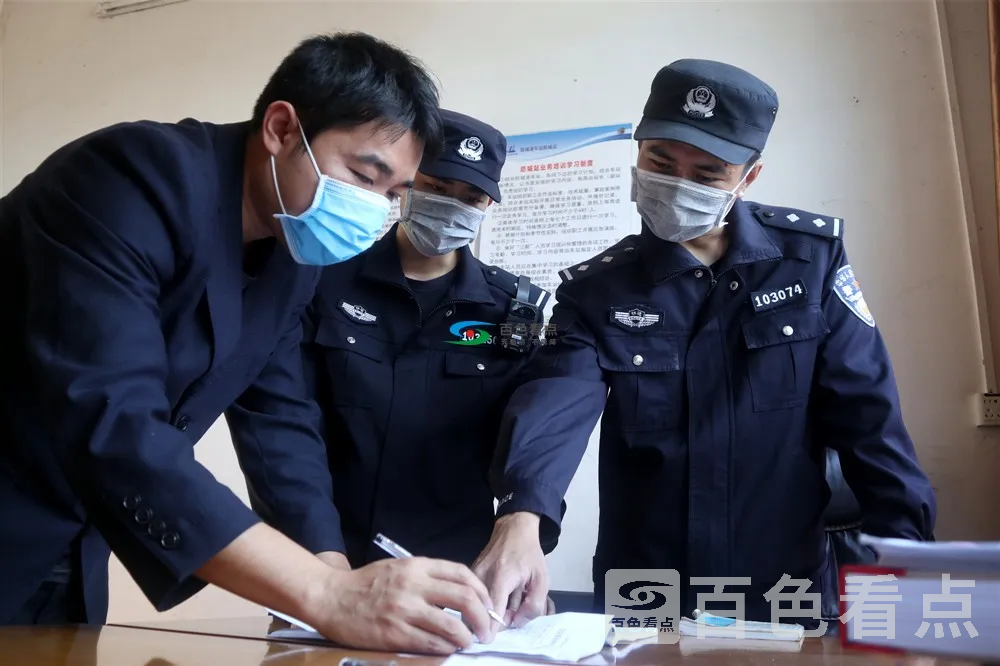 万涛（右）与同事黄巍在内部单位对接工作（杜孟 摄）.webp