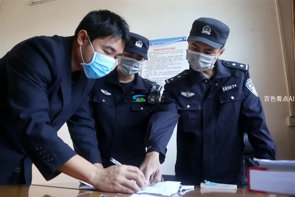 万涛（右）与同事黄巍在内部单位对接工作（杜孟 摄）.webp