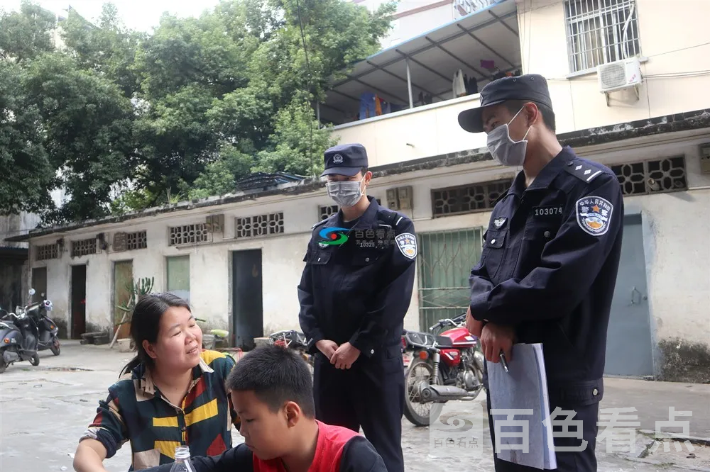 万涛（右）与同事黄巍在辖区走访群众（杜孟 摄）.webp