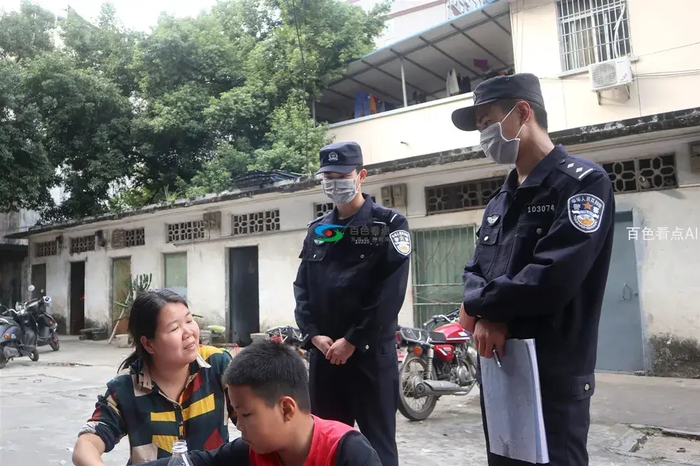 万涛（右）与同事黄巍在辖区走访群众（杜孟 摄）.webp