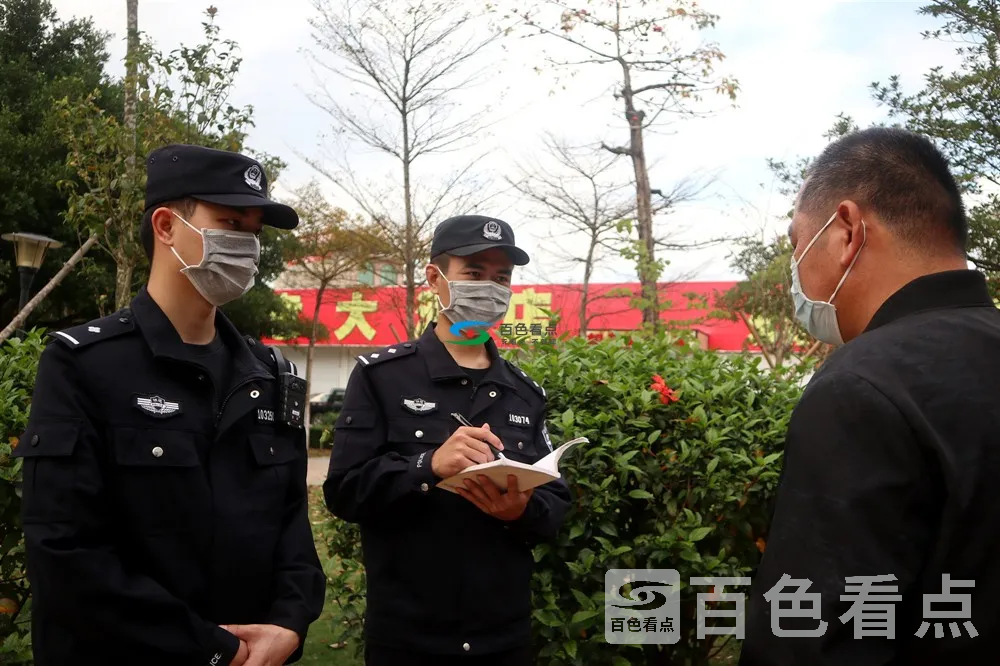 万涛（中）将辖区群众反映的情况详细记录（杜孟 摄）.webp