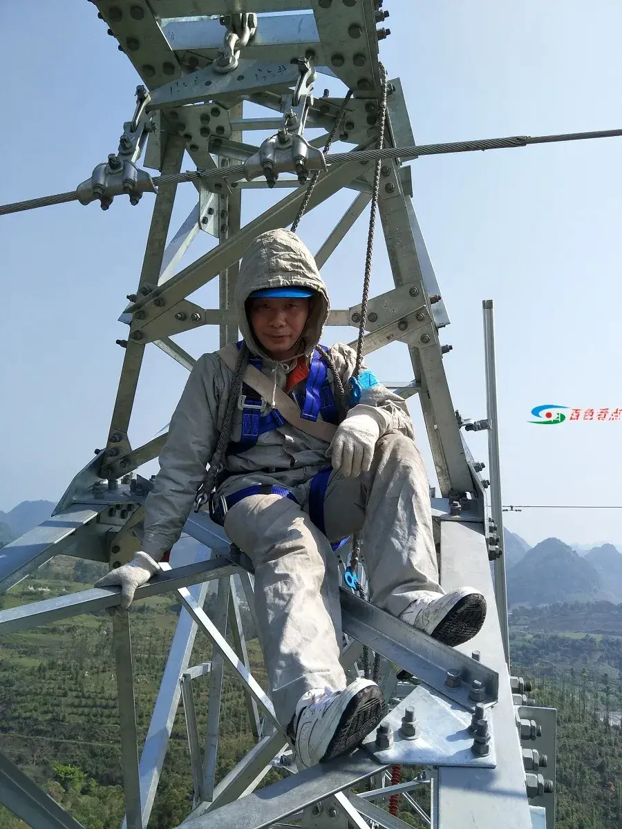 参加完带电作业的唐勇在铁塔上休息.webp