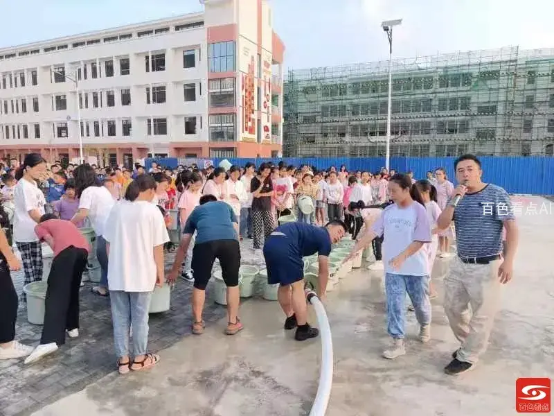 学生排队接水.webp