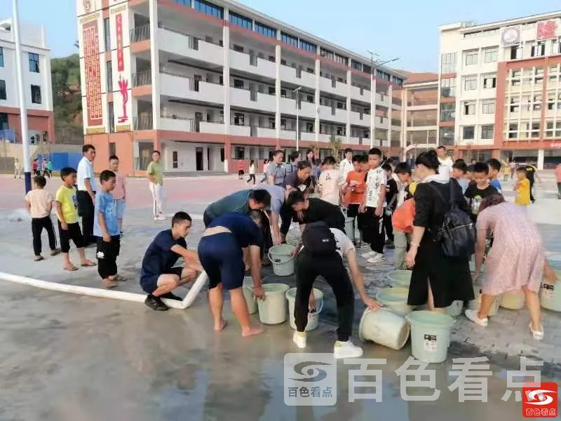 学生们有序接水.webp