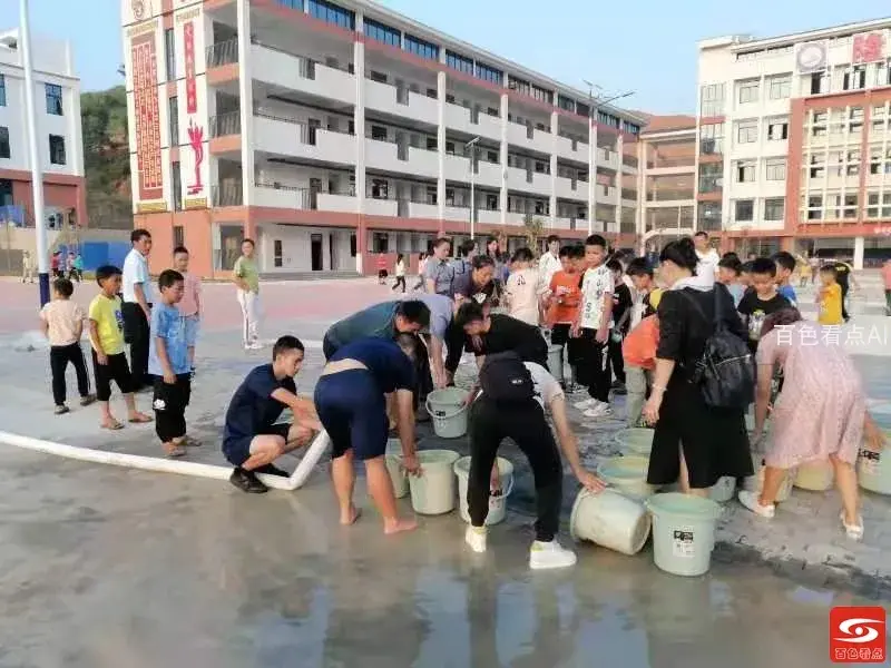 学生们有序接水.webp