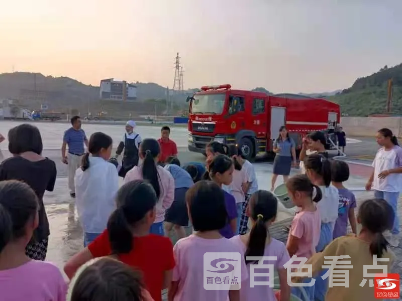 学生接水.webp
