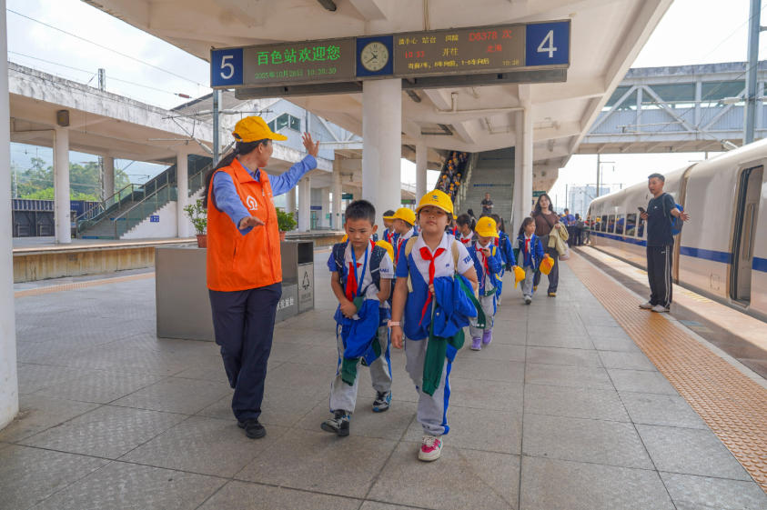 广西百色800余名师生乘研学专列赴滨海之约