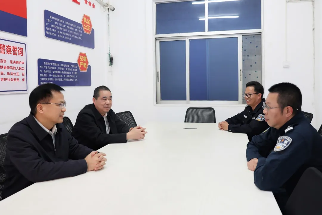 暖警心鼓干劲！黄胜杰到右江公安开展春节前慰问活动