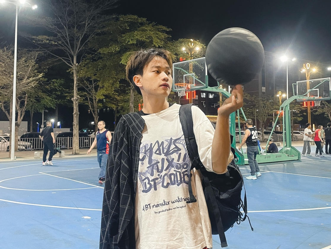 百色独臂小伙用左手打篮球走红：失去右臂10年，苦练成励志博主