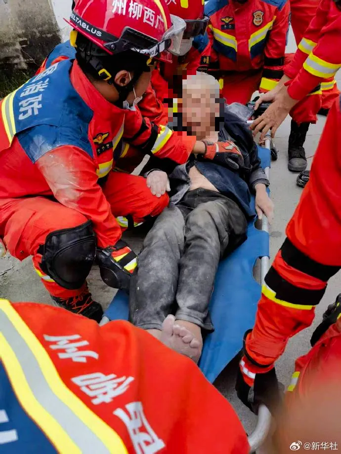 柳州市柳南区地震区域搜救出最后1名被困人员，生命体征平稳