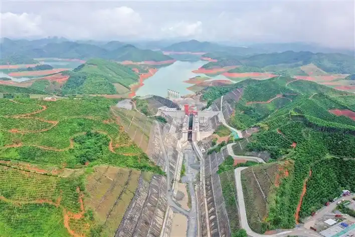 红帆擎旗牵江联边 浪潮奔涌百色向海