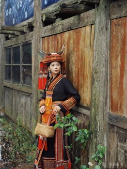 金秀五个瑶族支系之+茶山瑶和盘瑶的服饰结合，大方美观、艳而不俗